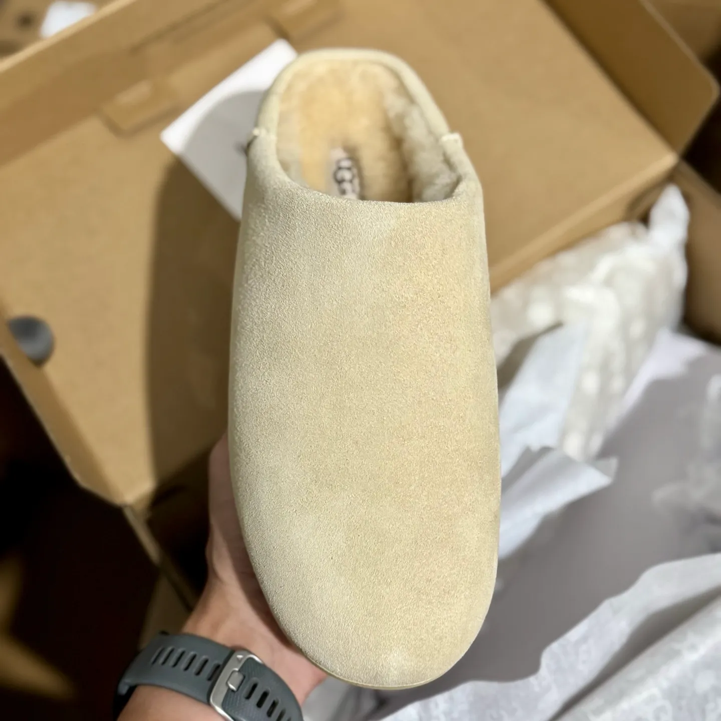Self-pickup 💰440 Guangzhou original grade ❗️UGG Elea Slip-On Thin slip-on 1171390 Indoor slip-on lazy shoes Independent original development outsole Cashmere insole Keep warm in winter Shoe body material Water-repellent coated suede upper 17mm UGGPURE implanted wool insole Lightweight non-slip comfortable rubber outsole Full package # Size: 35 36 37 38 39 40